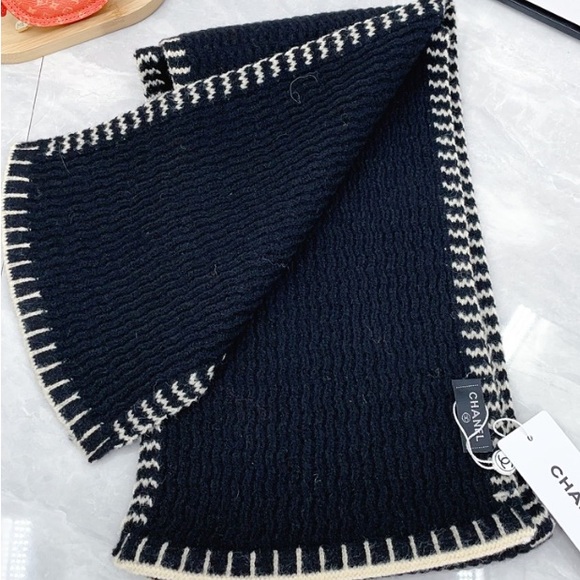 CHANEL Black and Cream Knit Scarf - Picture 2 of 6